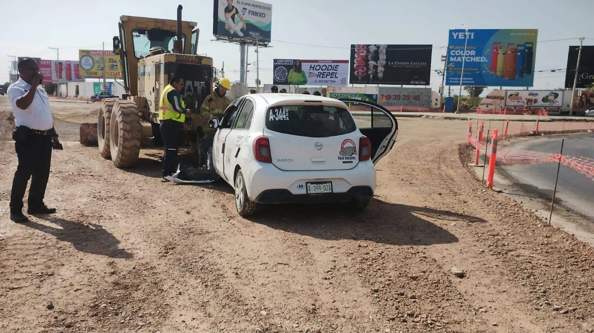 Taxi se impacta contra trascabo en el Periférico de Torreón